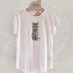 Camiseta de algodón orgánico y manga enrollada con dibujo de gatito
