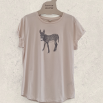 Camiseta de algodón orgánico con manga enrollada y dibujo de burrito color arena